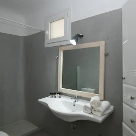 Ultramare Mykonos Beachfront House With 2 Outdoor Tubs بيت للعطل